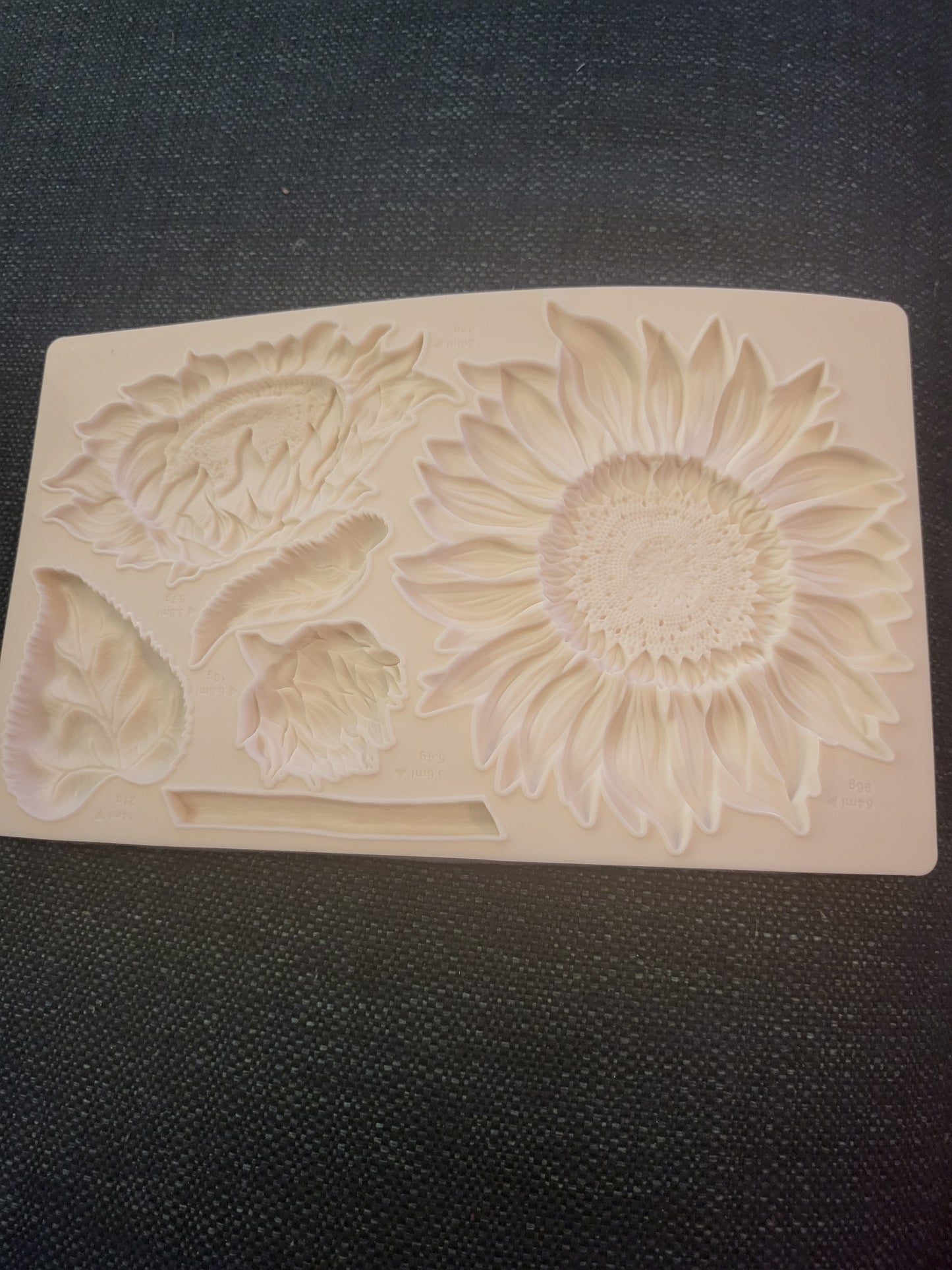 Silikonform, Stor solsikke med små blomster og blader. Veldig god å bruke med Stone art leire. 24x14 cm