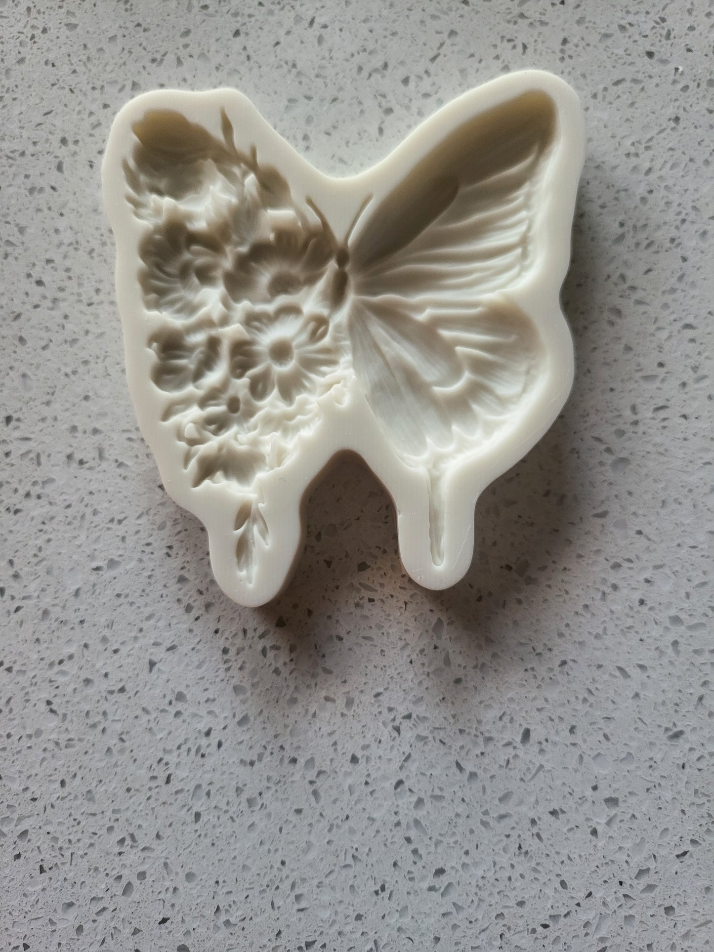 Silikonform, mellom stor sommerfugl med blomster på ene vingen