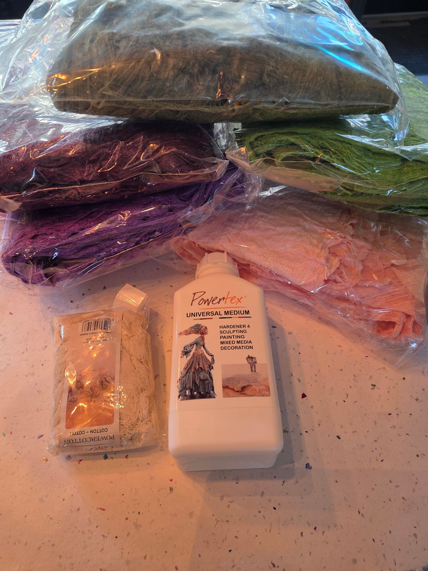 Startpakker med avslag, Skap tøffe strukturer og mix, med 1 kg. universalmedium transparang. 500 gr. Paperdeco, 100 gr av hver farge. 5 ulike. 75 gr powercotton og et stort håndlaget struktur papir.